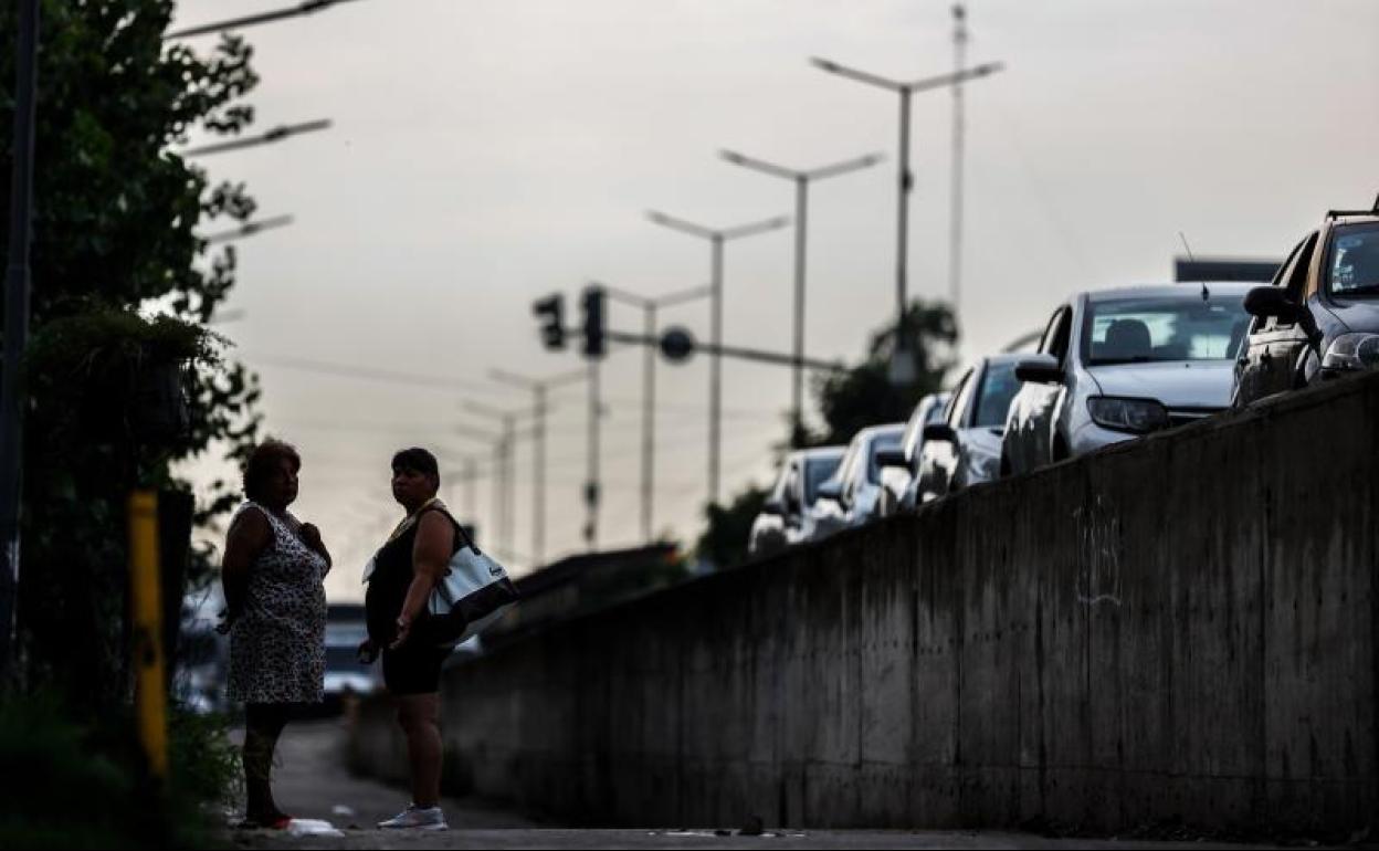 Dos mujeres hablan en una calle de la villa «Puerta 8» donde se vendió la cocaína contaminada.