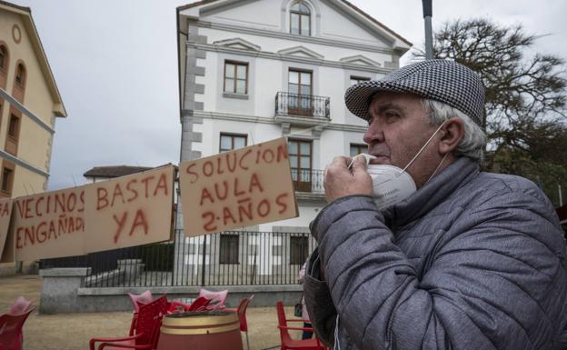 El tenderete de pancartas reivindicativas colocadas por los vecinos.