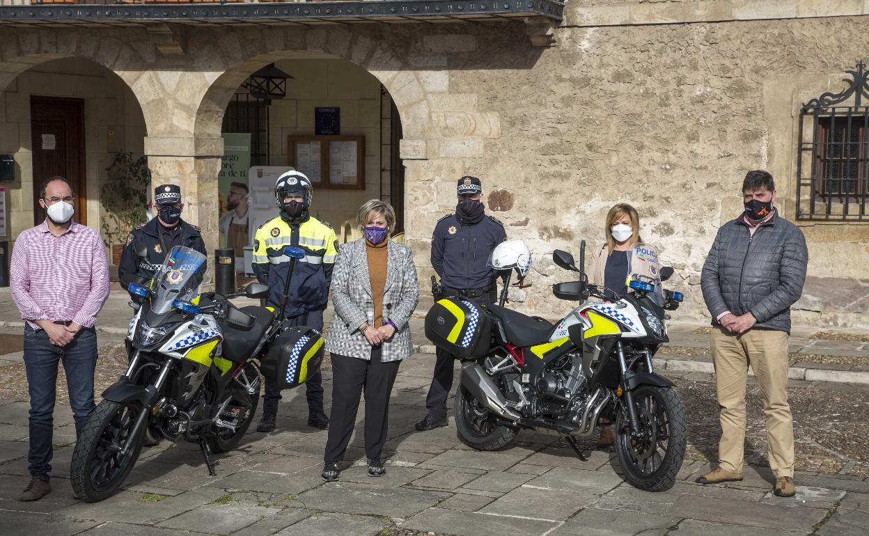 La alcaldesa de Camargo, Esther Bolado (centro), posa junto a efectivos de la Policía Local y otros representantes municipales, en marzo del año pasado, durante la adquisición de dos nuevas motocicletas para el cuerpo.