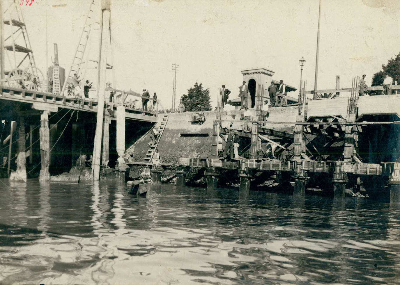 Muelle de hormigón armado longitudinal y los bajos del muelle de Maura (1925-1930)