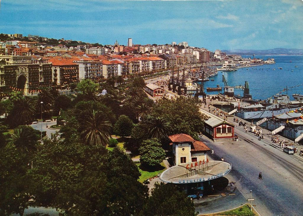 En los años 60/70 del siglo pasado aun había naves junto al Muelle de Maura