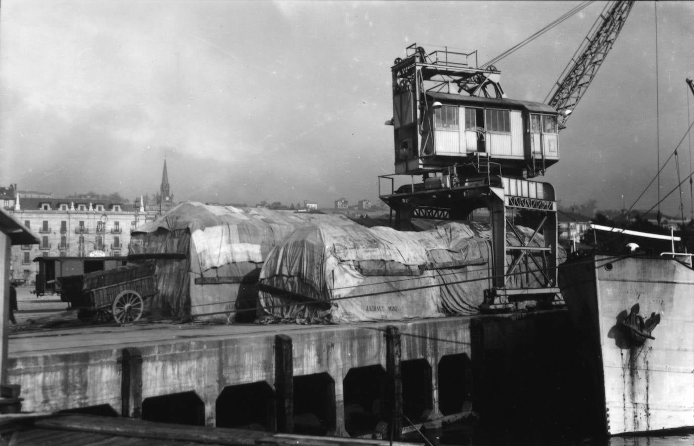 La Grúa de Piedra en el muelle de Maura en torno a 1900