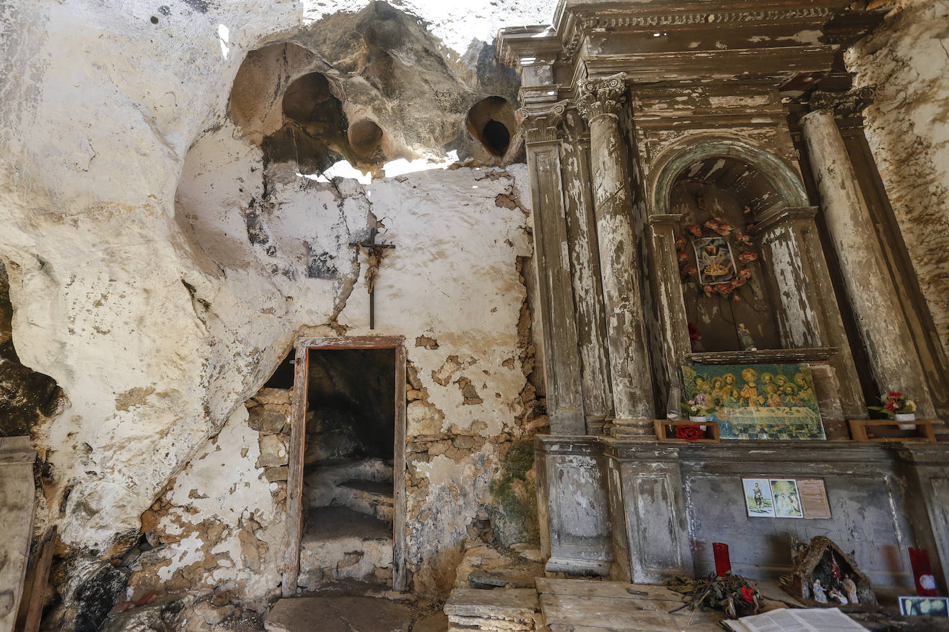 En lo alto del monte de Socueva, a resguardo de un saliente de roca, se encuentra la ermita. Parece que estuviera abandonada y sólo un cierre rudimentario impide el paso; aunque basta saltar un pequeño muro de piedra para entrar