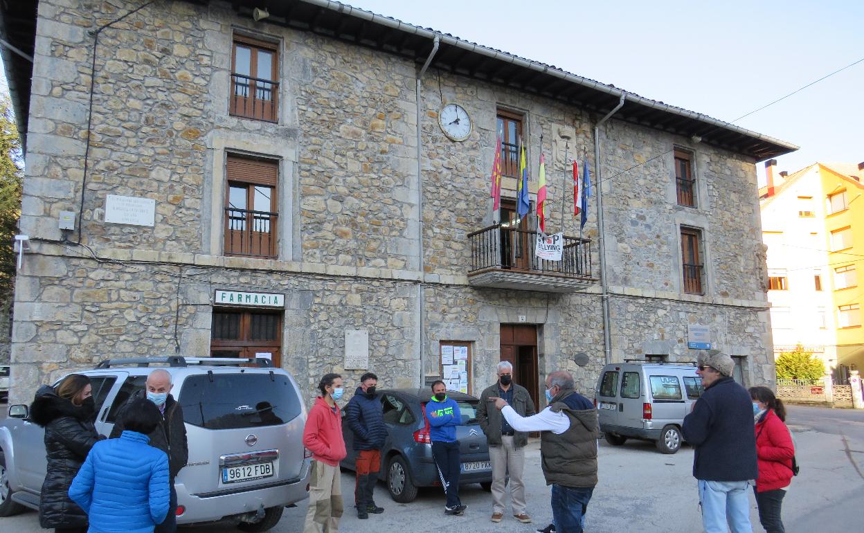 Un grupo de vecinos se manifestó la semana pasada para pedir la dimisión del alcalde 