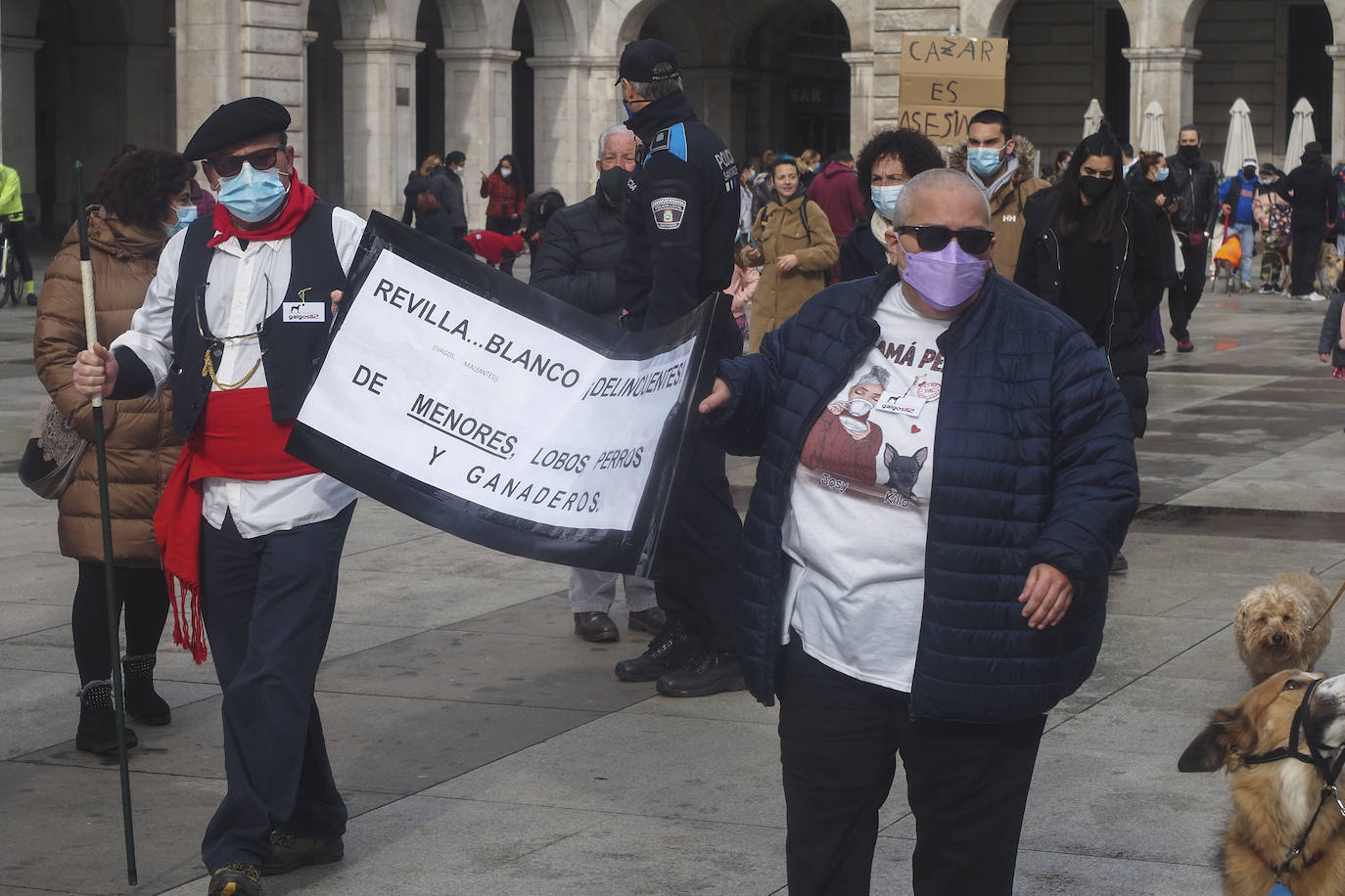 Fotos: Manifestación en Santander para pedir la protección de los canes utilizados en la caza y poner fin a la actividad