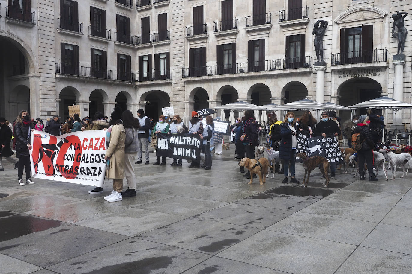 Fotos: Manifestación en Santander para pedir la protección de los canes utilizados en la caza y poner fin a la actividad