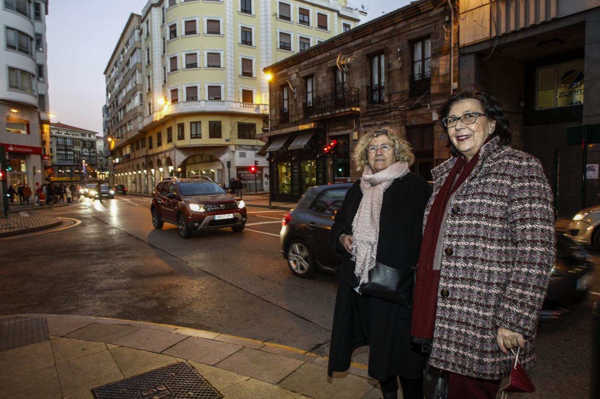 Negocio familiar. Pilar y Raquel, nietas de Antonio Ceballos, a escasos metros de donde se inauguró la farmacia.