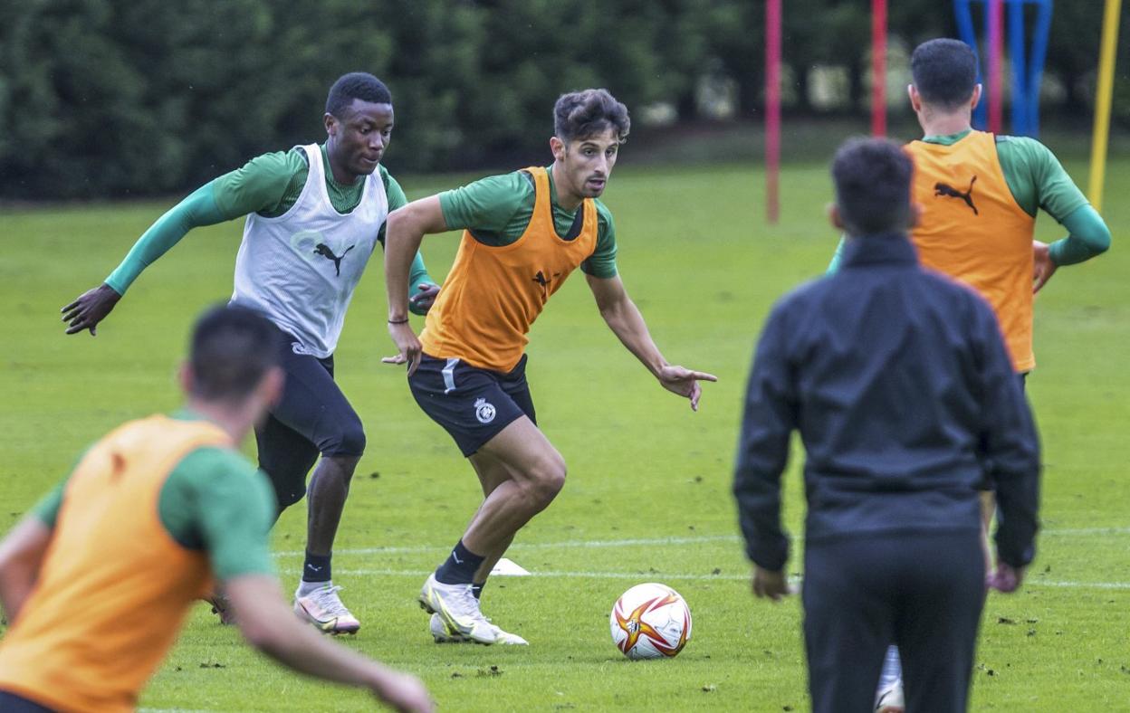 Marco Camus conduce la pelota seguido de Patrick Soko. Los dos futbolistas son ahora mismo las dos preferencias del club.