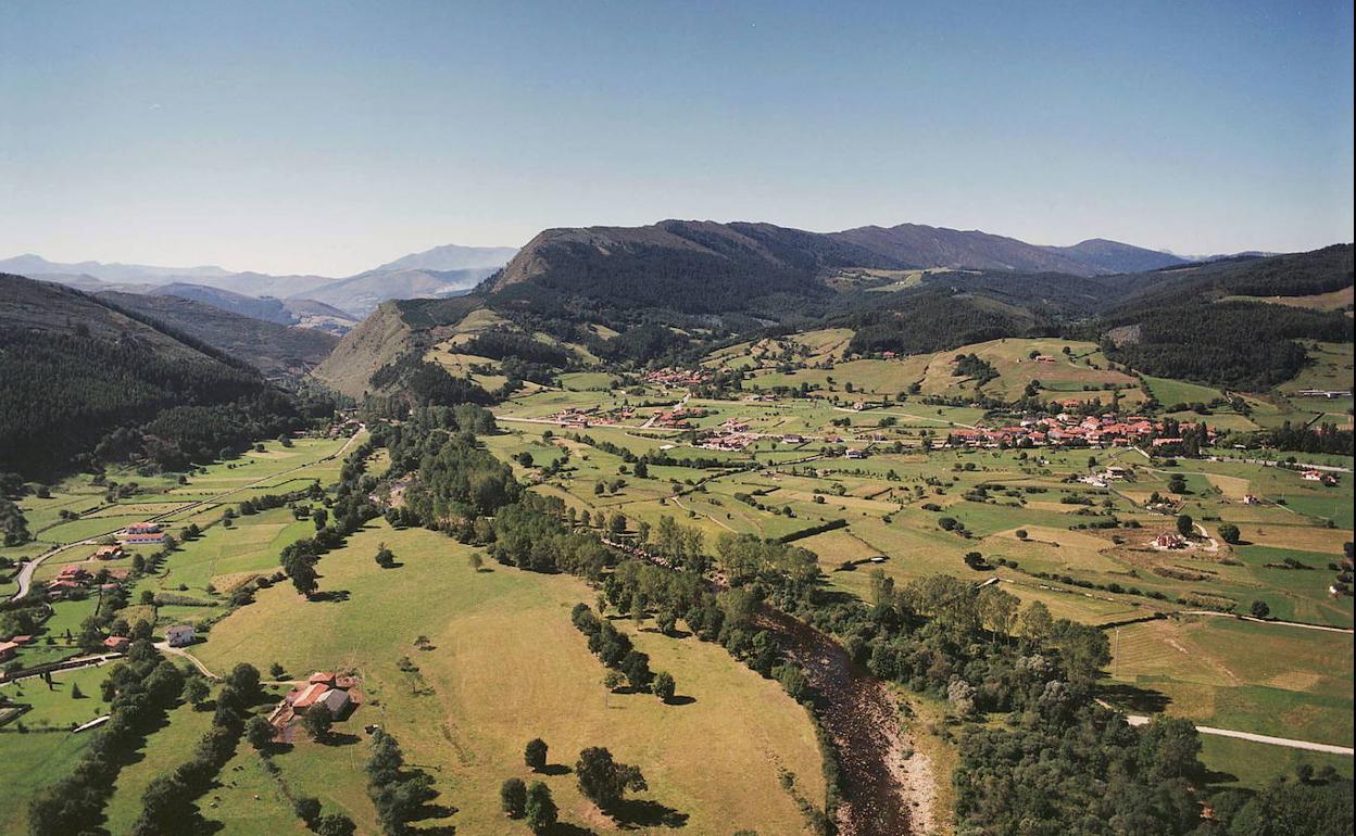 Vista en la que aparecen poblaciones como Carrejo, Santibáñez o Mazcuerras. 