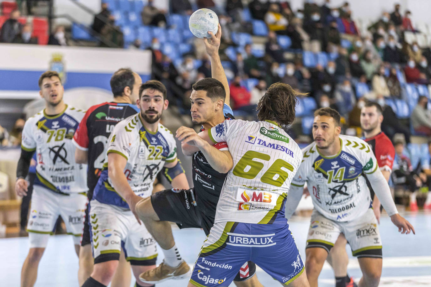 Fotos: El Unicaja vence al Puente Genil