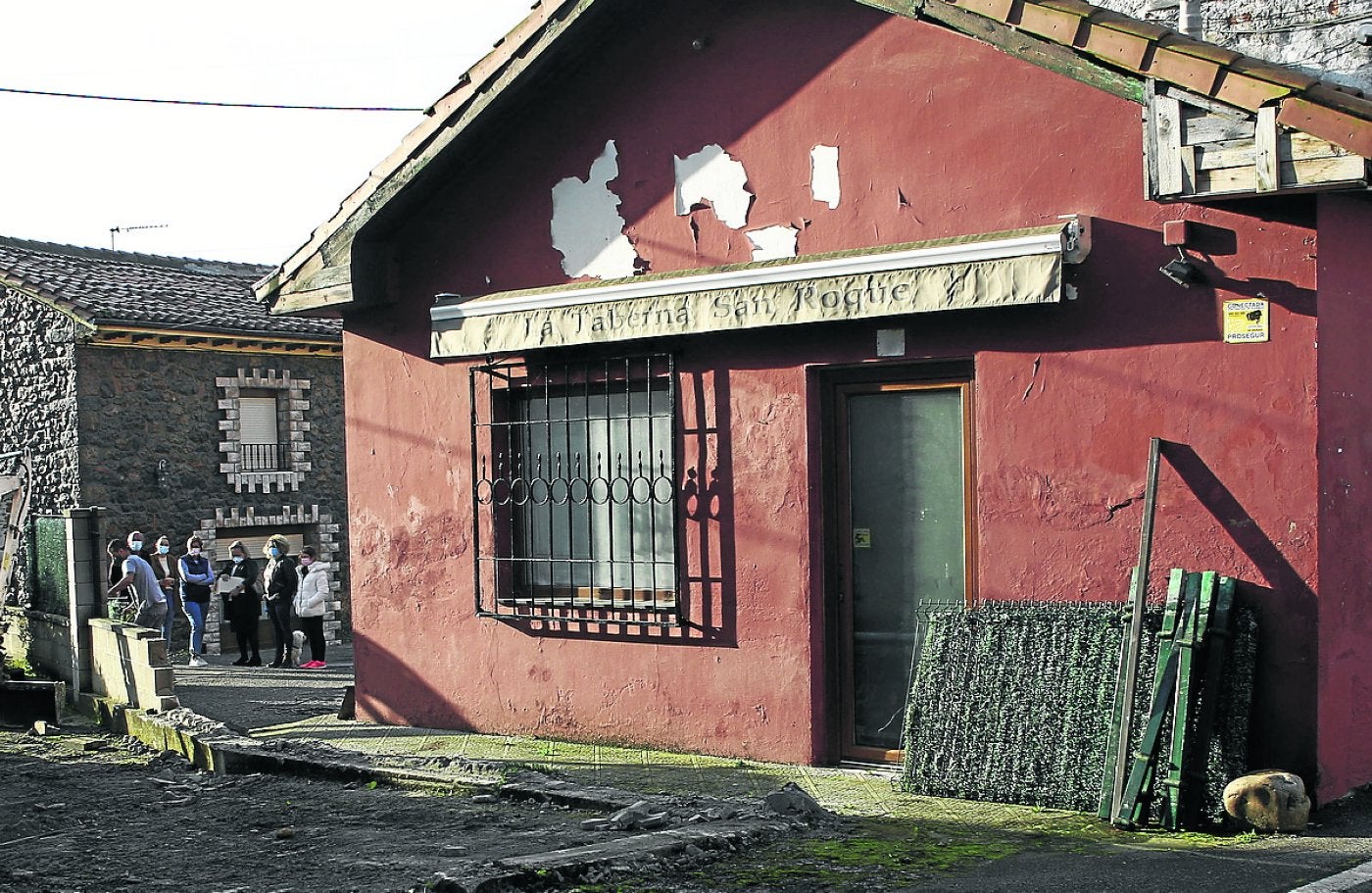 Los vecinos, junto al muro en el momento de su derribo. 