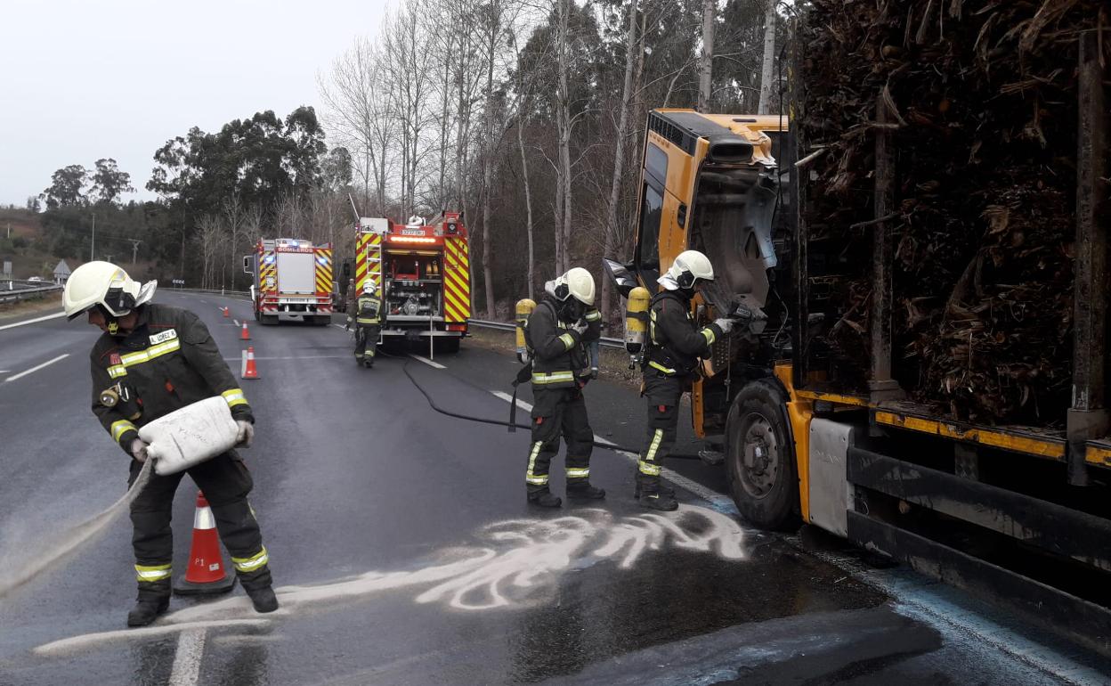 Se incendia la cabina de un camión en la A-8 a la altura de Bárcena de Cicero