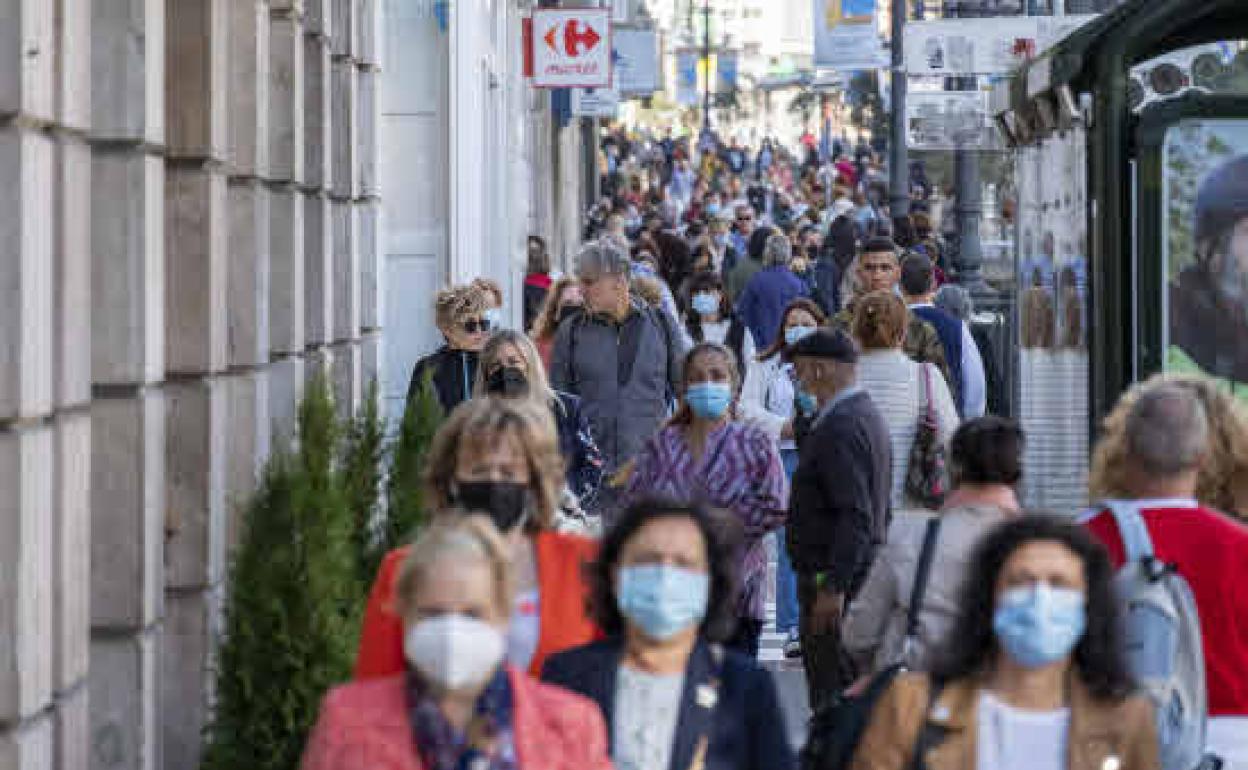 Imagen de archivo de ciudadanos con mascarillos paseando por Santander.