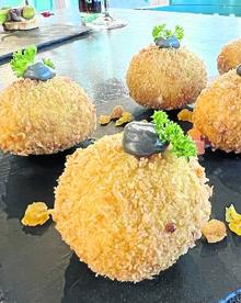 Imagen secundaria 2 - Tosta de queso con jamón, guindillas y aceitunas, y croquetas XXL de bacalao. 