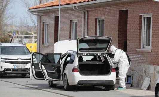 Los especialistas de la policía científica de la Guardia Civil toman muestras del coche robado.