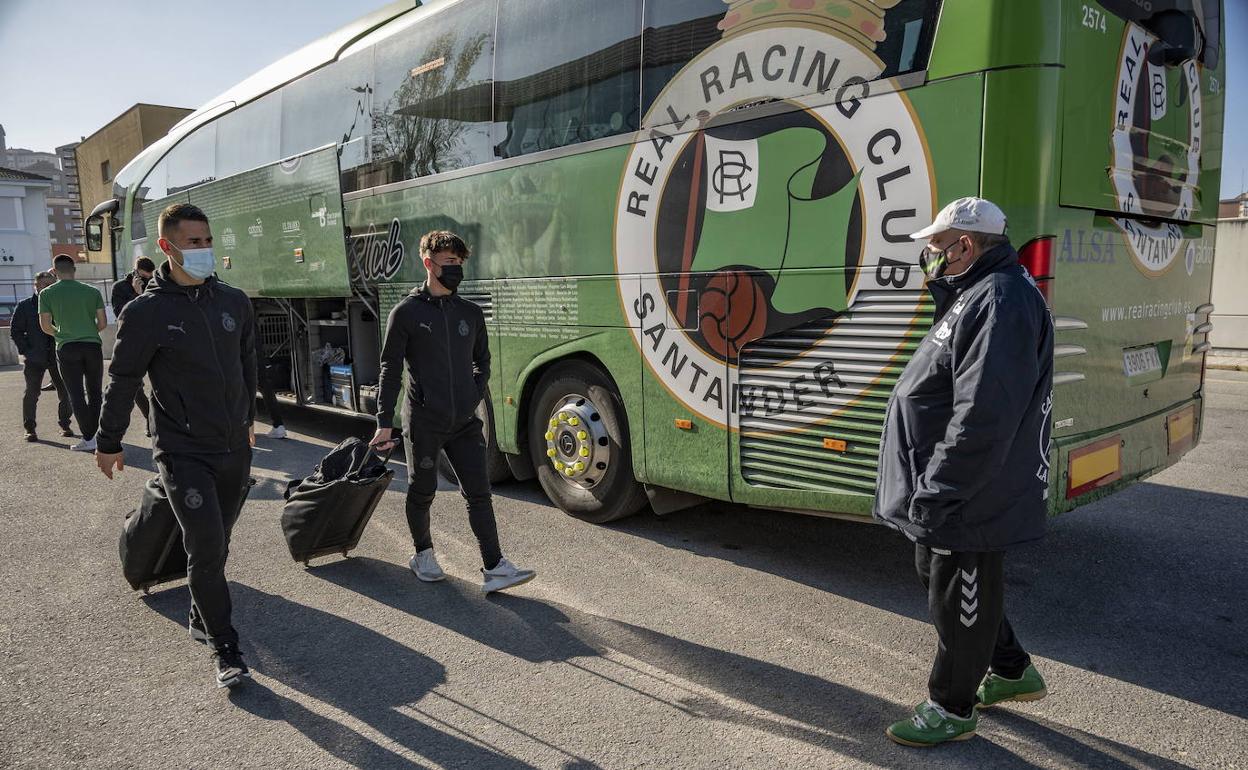 Imagen del 29 de enero, cuando los jugadores sacaron sus maletas del autobús al aplazarse el partido en La Coruña.