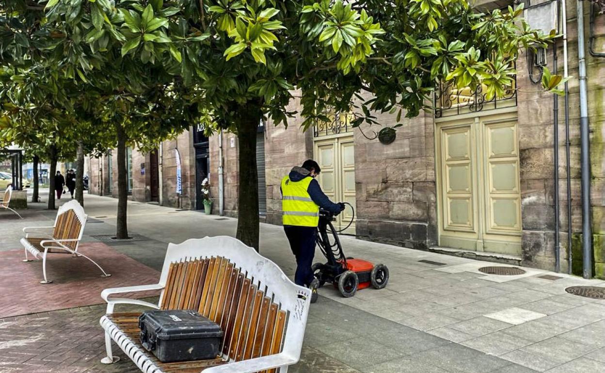 Un operario de una empresa especializada realiza trabajos con un georadar junto al Palacio municipal en el Bulevar Demetrio Herrero.