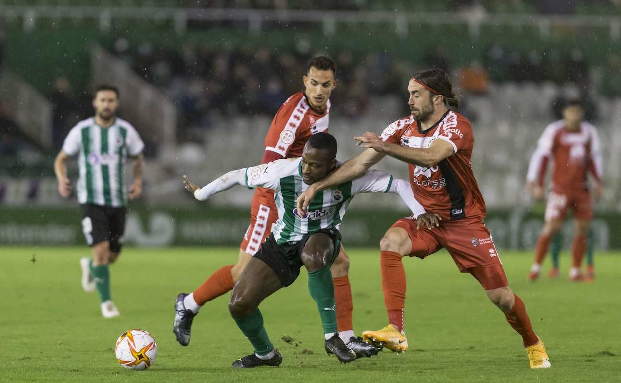 Cedric disputa un balón a sus rivales.