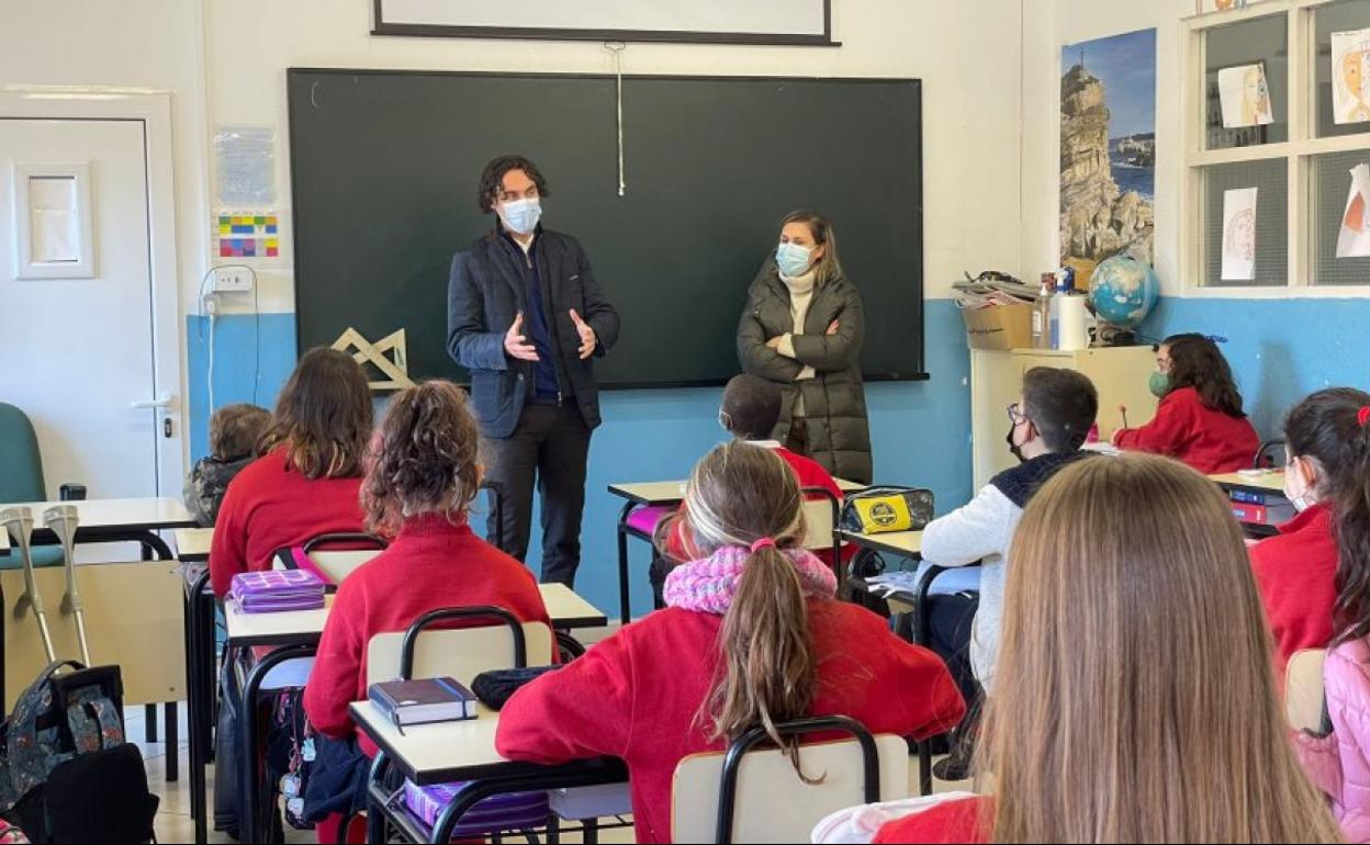 El alcalde, Javier Fernández Soberón, visitó el colegio Puente, junto a la concejal de Educación, Cristina Laza. 