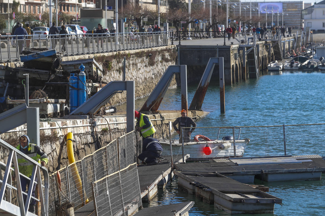El último pantalán de la concesión del Club Deportivo Amigos de Puertochico fue retirado ayer con el fin de iniciar las obras de renovación