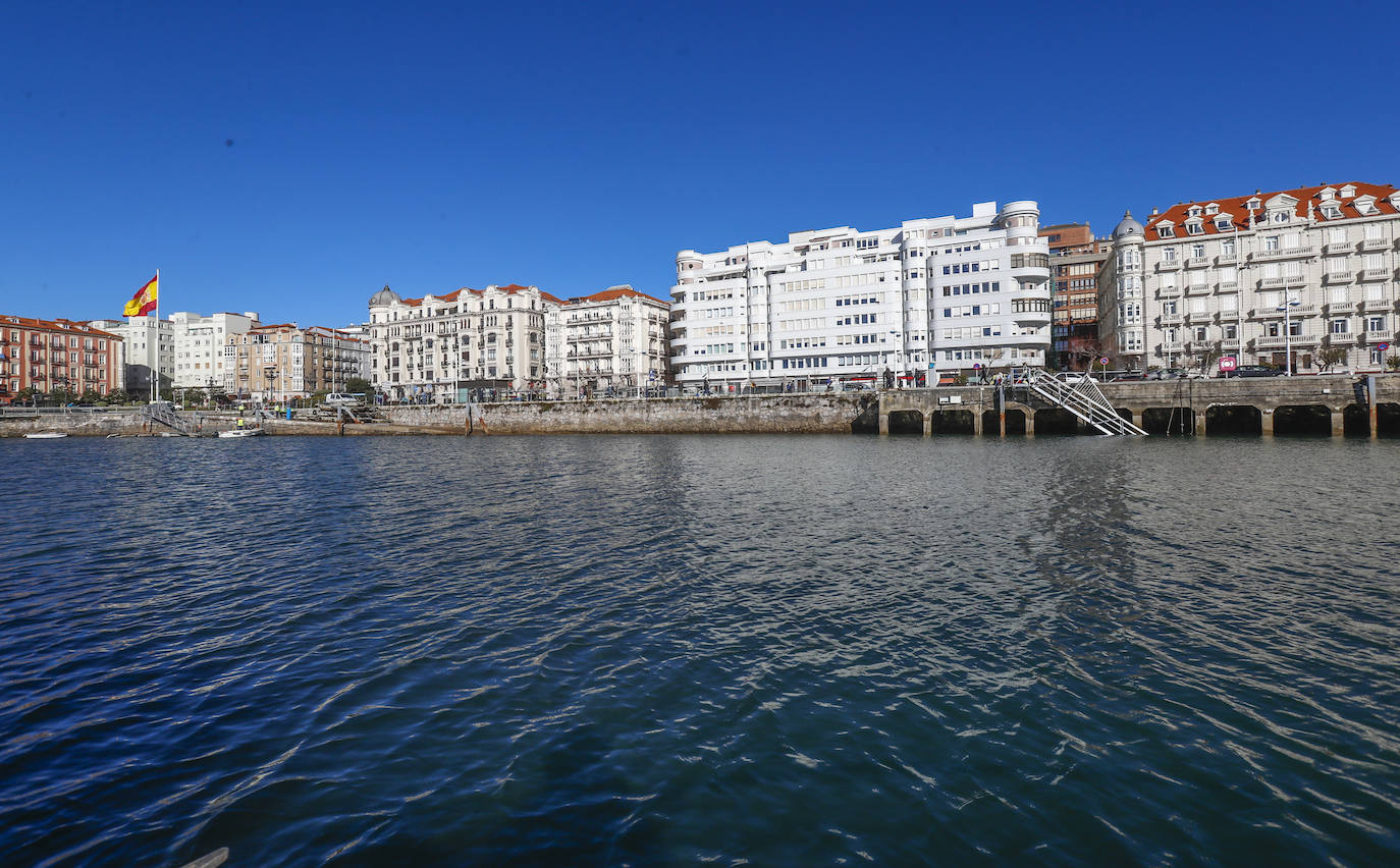 La empresa Ciomar SL se encargaba de retirar el último pantalán y hoy, sus operarios se dedicarán a desincrustar de la pared del muelle las siete vigas de metal que aún se mantienen