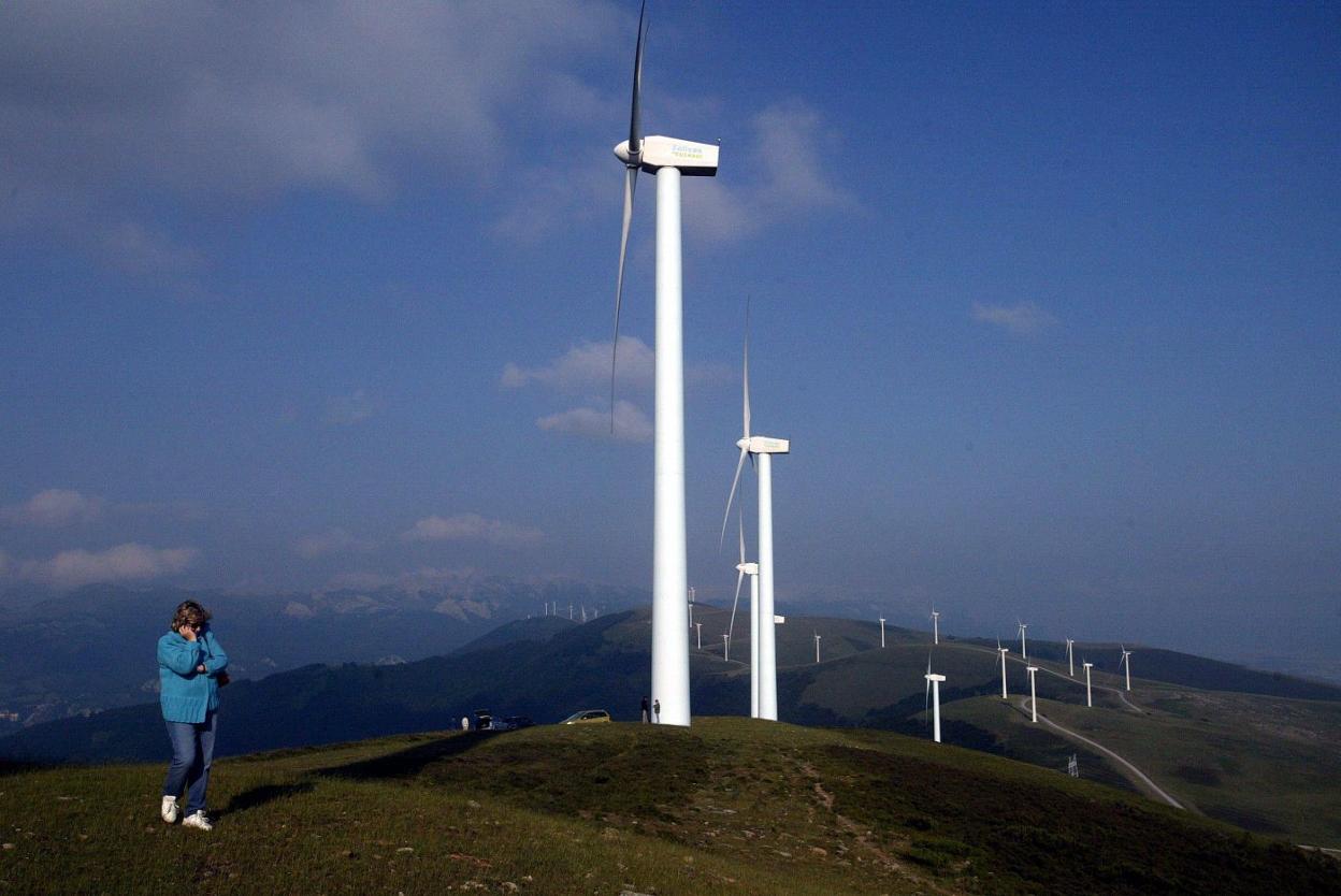 La instalación de aerogeneradores ha provocado la reacción contraria de colectivos ciudadanos. En la imagen de archivo, el parque eólico de Elgea, en la provincia de Álava. 