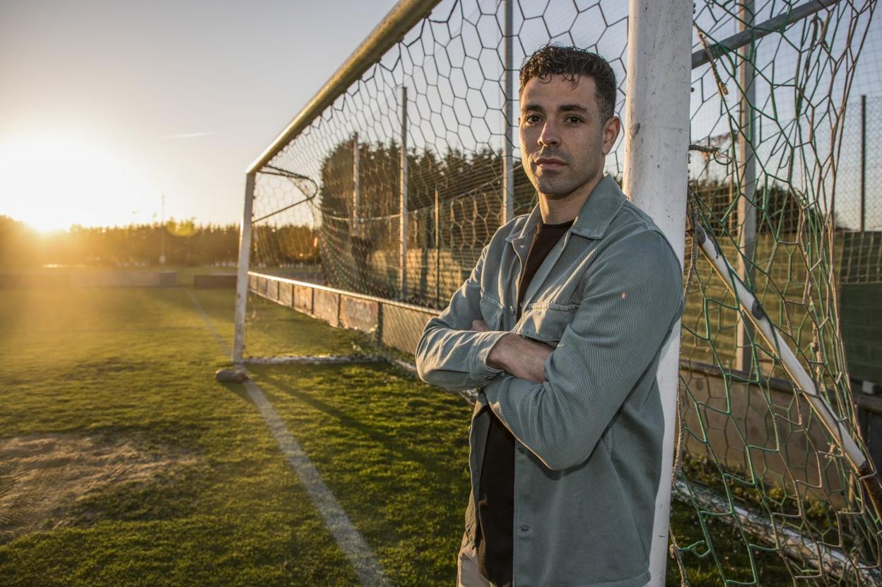 Álvaro Bustos posa junto a una portería en La Albericia al terminar el entrenamiento de ayer. juanjo santamaría