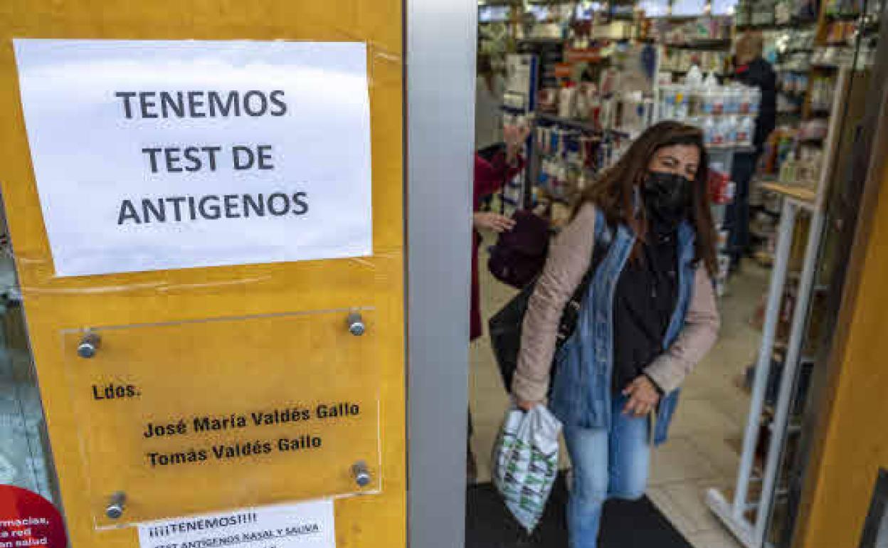 Imagen de archivo de una farmacia de Santander que anuncia la venta de test de antígenos.