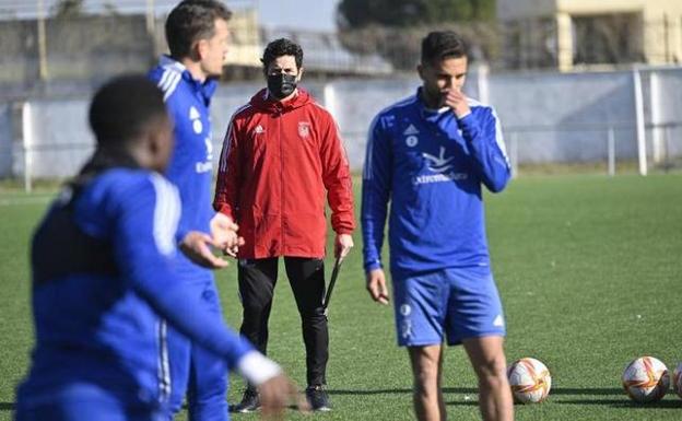 Jové dirige su primer entrenamiento con el Badajoz antes del partido contra el Racing