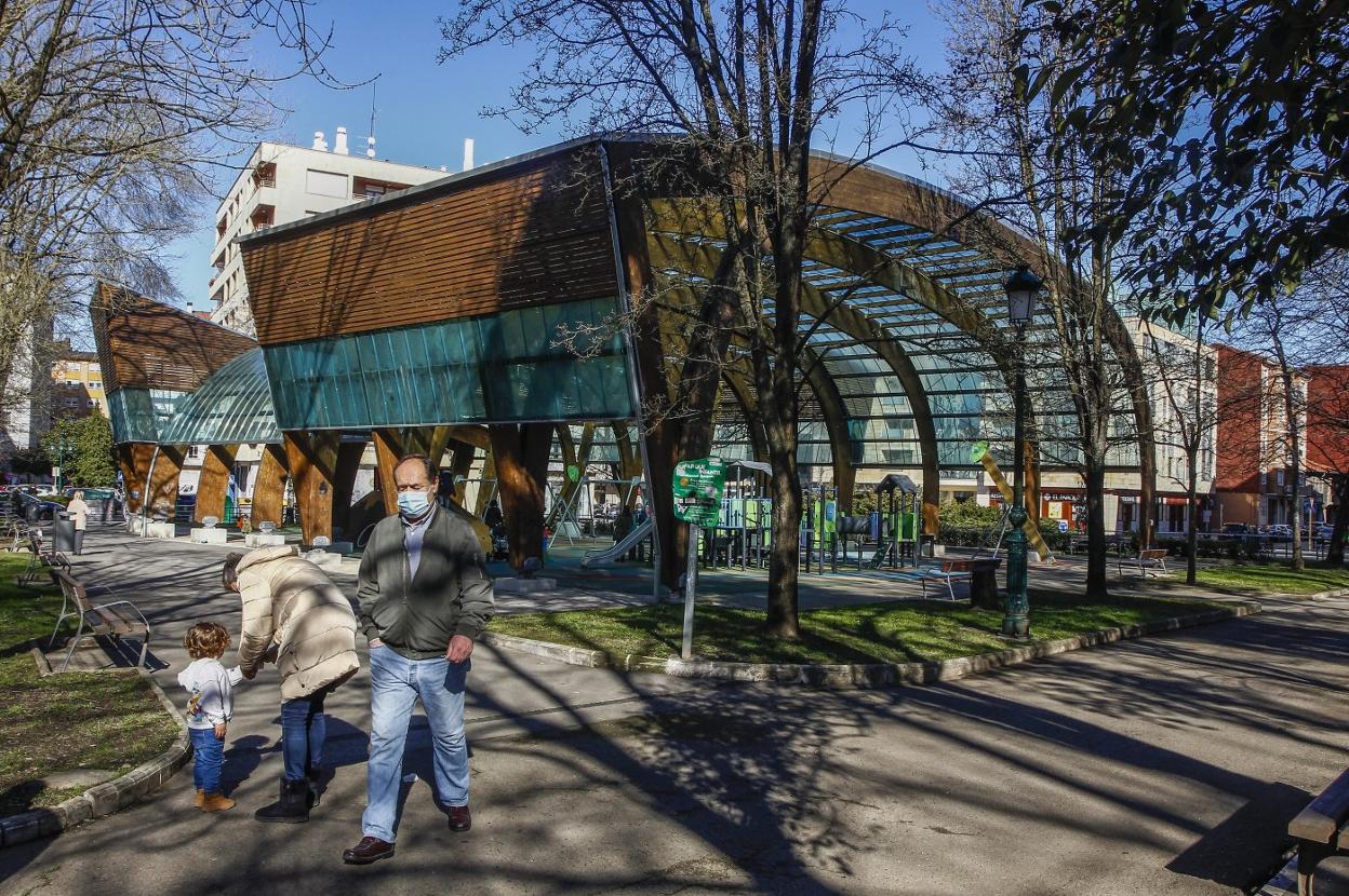 Parque infantil cubierto en una de las esquinas del parque Manuel Barquín de Torrelavega. 