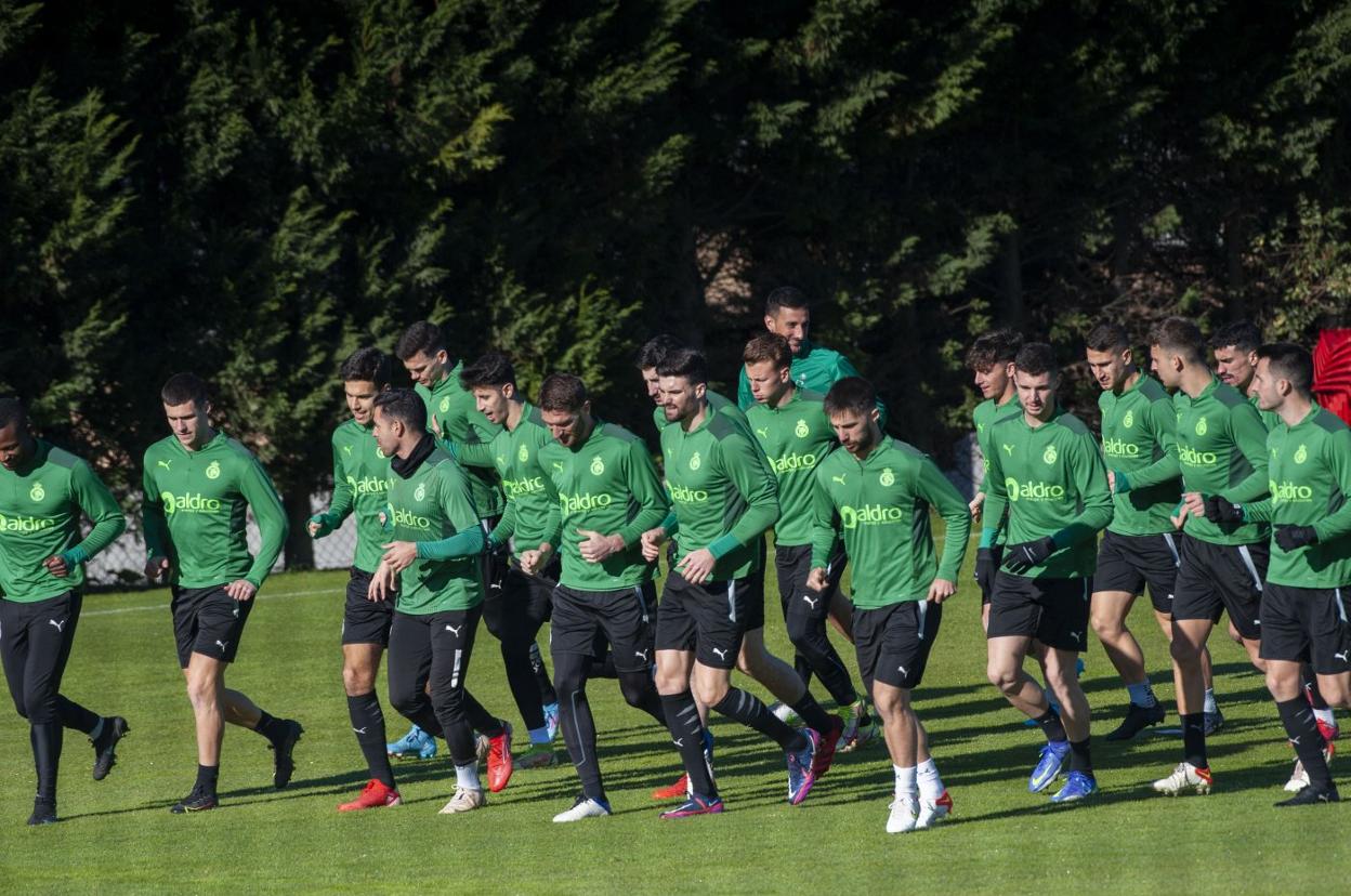 La plantilla del Racing, durante una sesión de trabajo esta semana en La Albericia. 