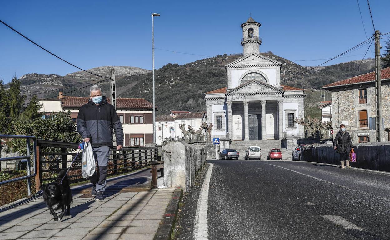 Al fondo, Ayuntamiento de Arredondo. 