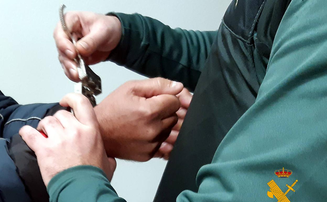 Detenido por estafar a jóvenes para ser funcionarios de prisiones