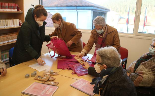 Las socias preparan los lotes para entregar los lotes de este año a todas las integrantes del colectivo 