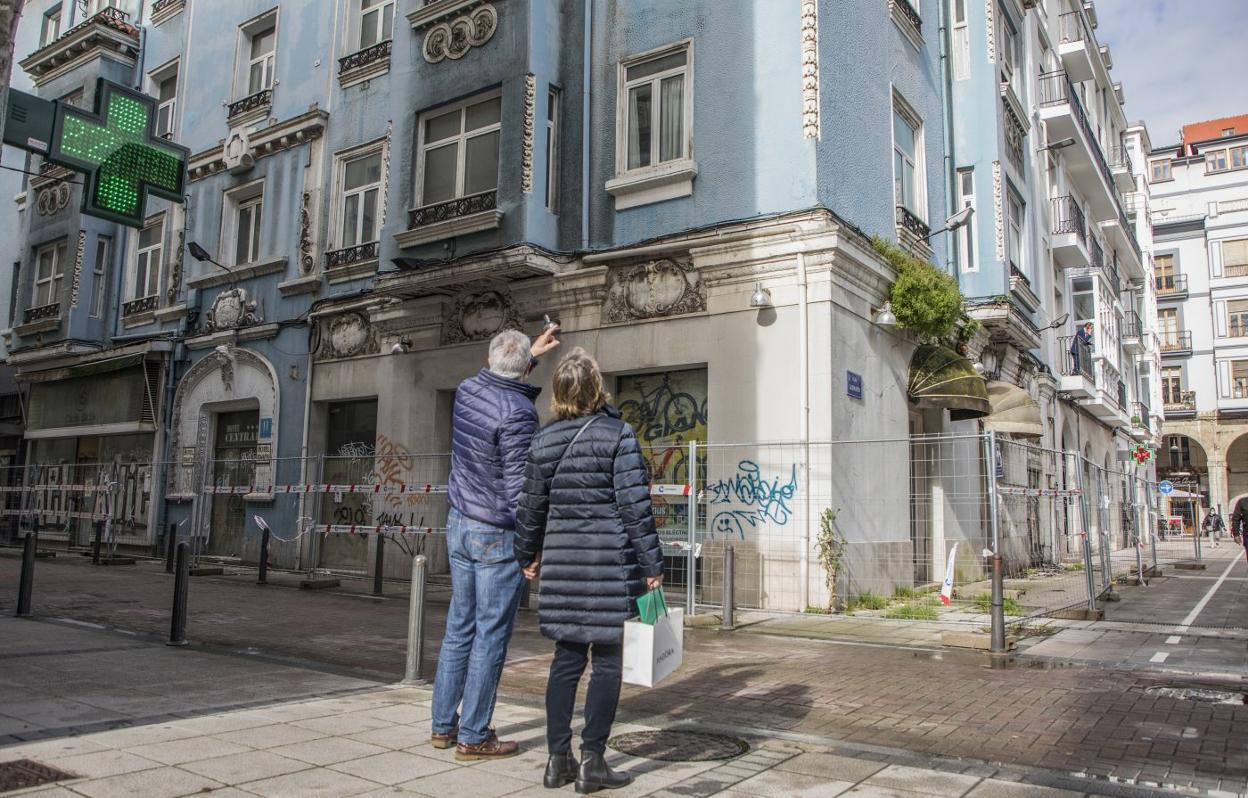 El viejo Hotel Central, con entrada en la calle Ataúlfo Argenta, está precintado desde agosto por riesgo de desprendimiento de fachada. 