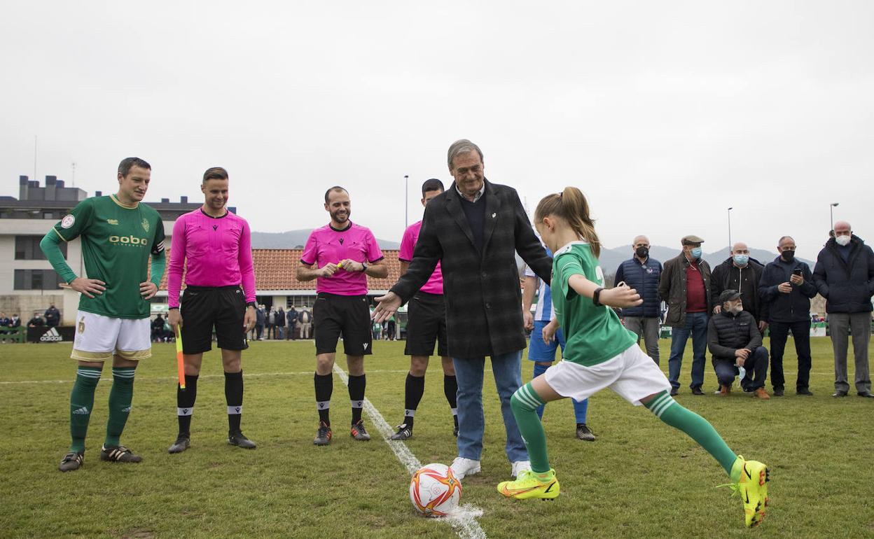 La Cultural de Guarnizo celebró cien años durante su partido ante el Barreda. 