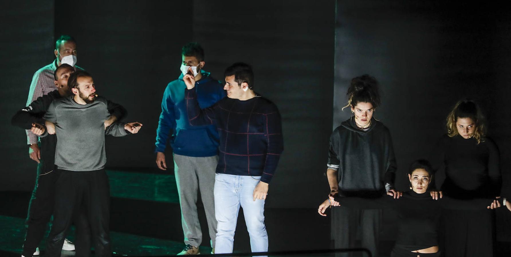 Los tres solistas comparten escenario con otros dos cantantes, cuatro actores y seis figurantes. Estos últimos alumnos de la Escuela de Artes Escénicas del Palacio de Festivales