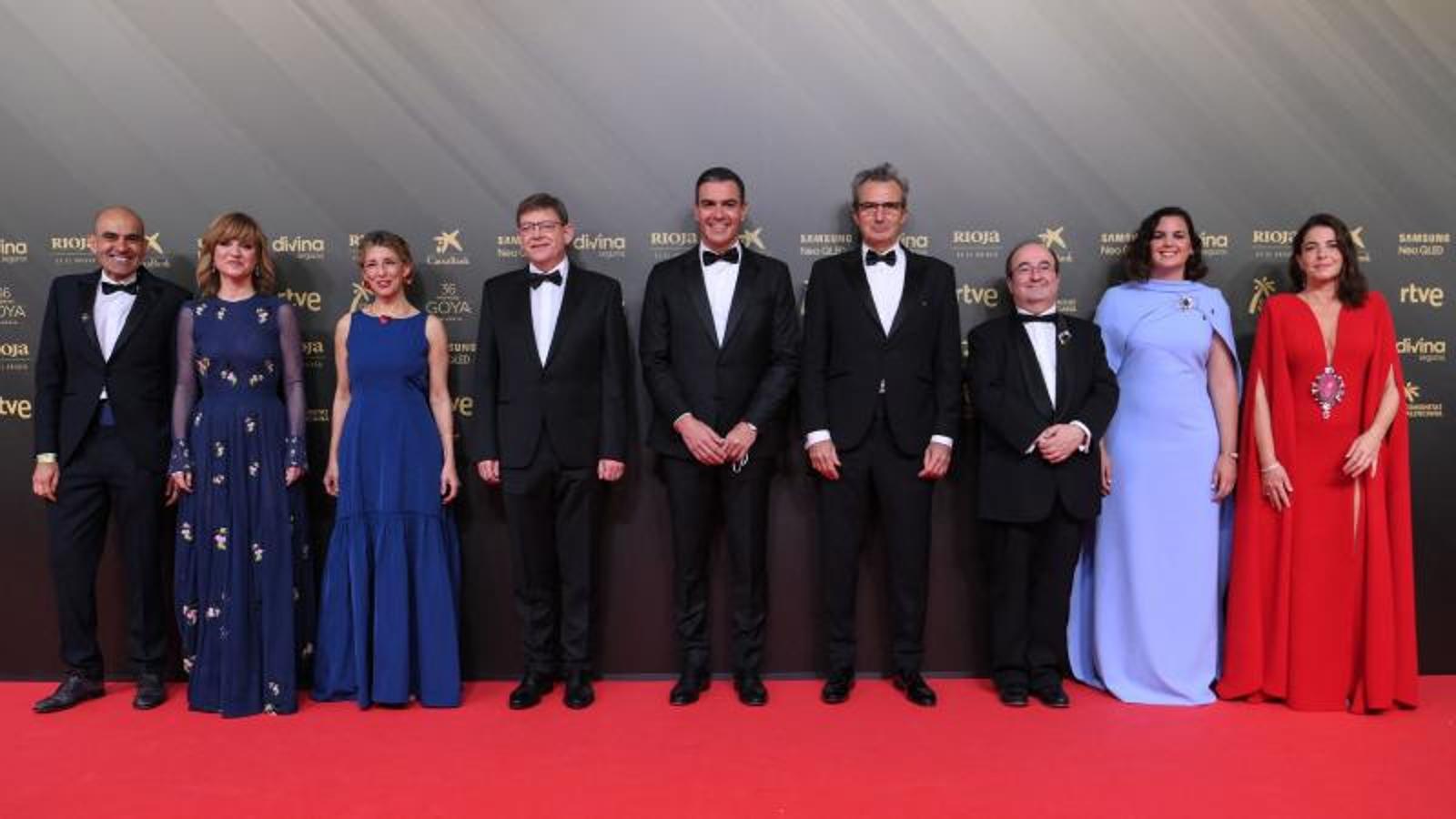 El presidente Pedro Sánchez y Yolanda Díaz posan en la alfombra roja, junto a otros miembros del Gobierno y representantes de la Academia del Cine