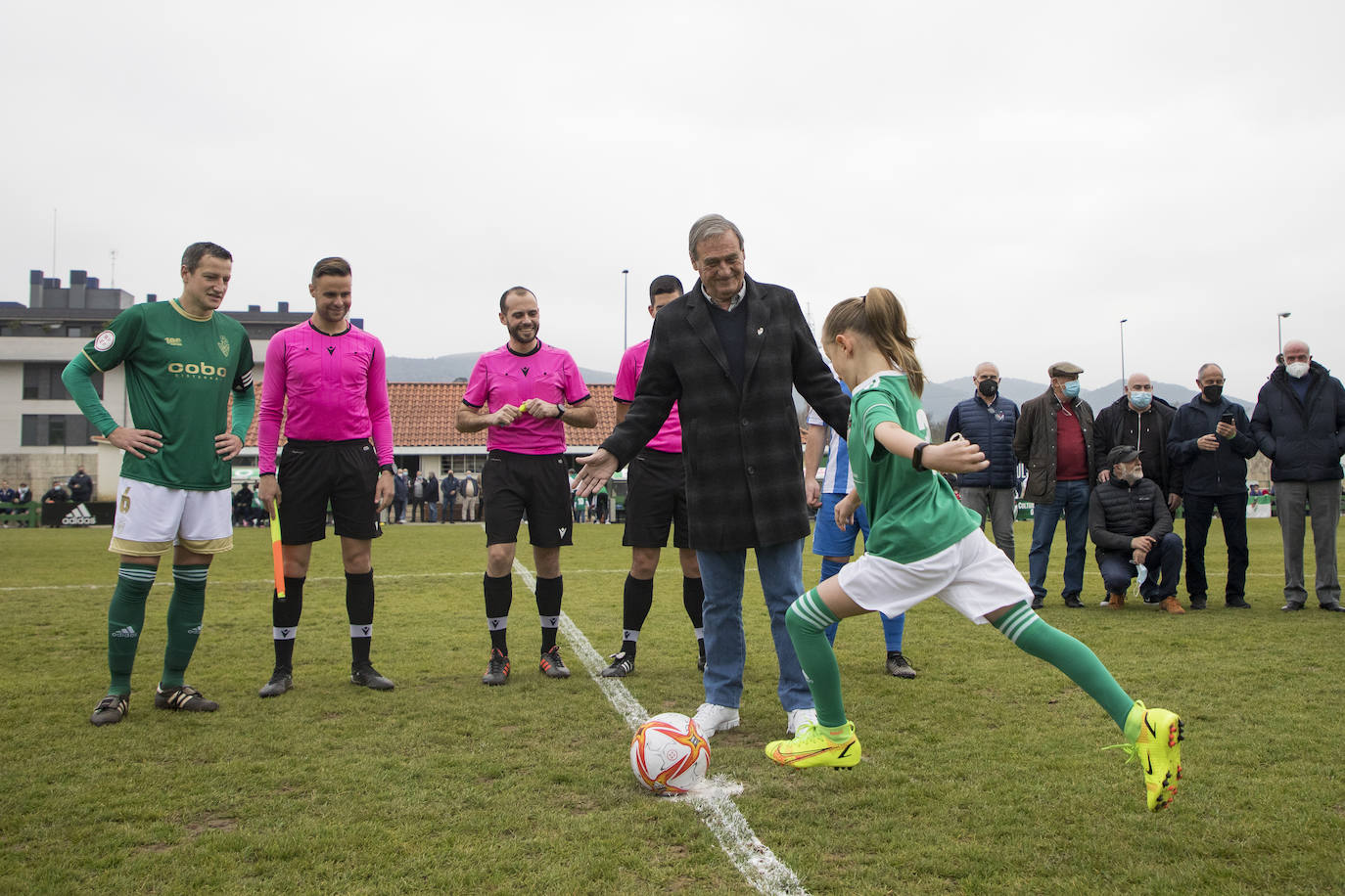 Fotos: Imágenes del partido con el que La Cultural ha celebrado su centenario