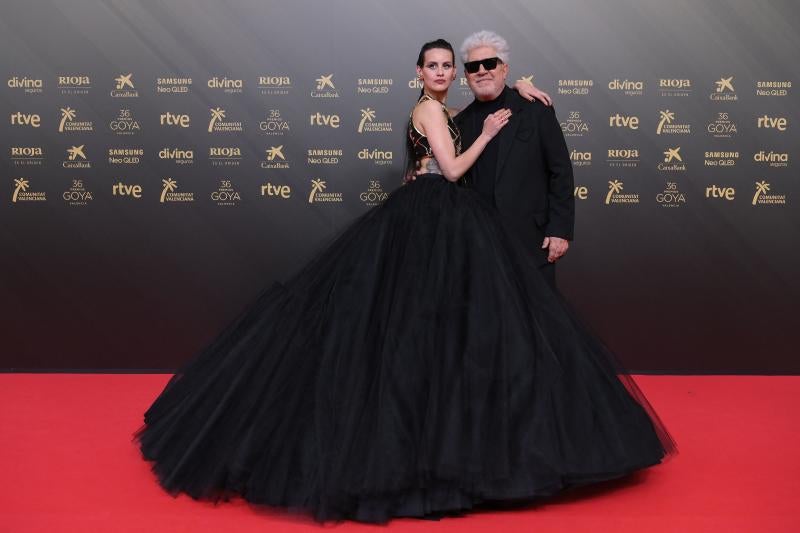 Pedro Almodovar posa con la actriz Milena Smit antes del inicio de la gala. La actriz arriesga con un arquitectónico diseño de cuerpo con 'cut-outs' y voluminosa falda de tul.