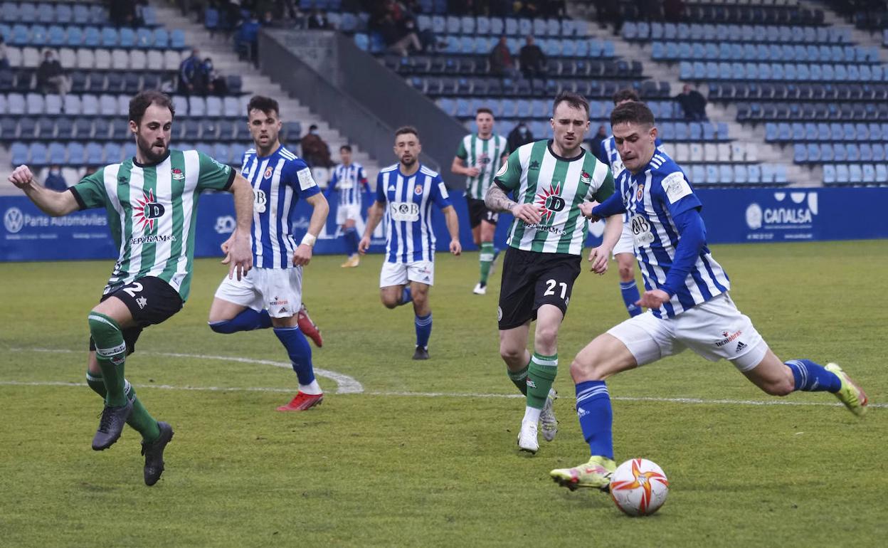 Río y Kevin, del Vimenor, tratan de detener a Somavilla, de la Gimnástica, en el partido 