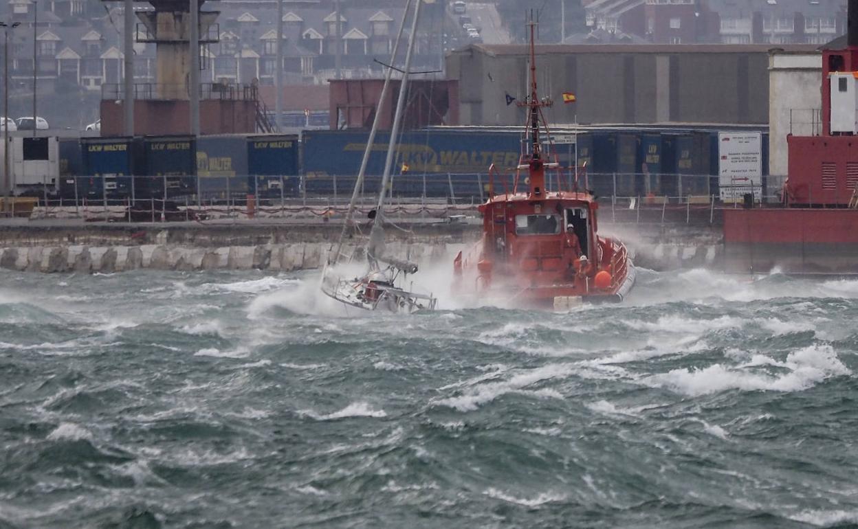 Salvamento Marítino auxilia a un velero afectado por el fuerte oleaje en la Bahía de Santander.