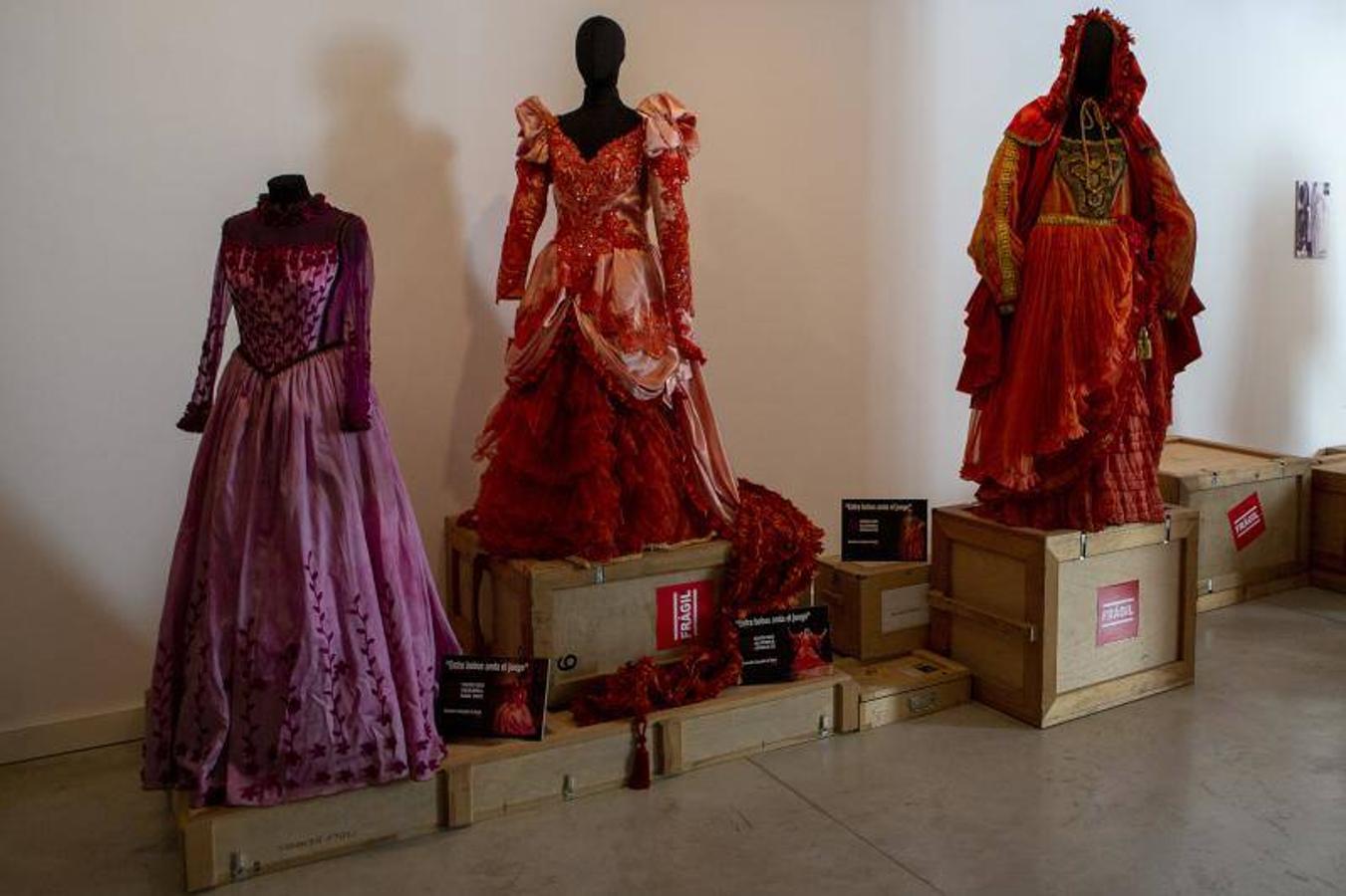 Algunos de los vestidos de la obra 'Entre bobos anda el juego', de Noviembre Compañía de Teatro, de 2018. 