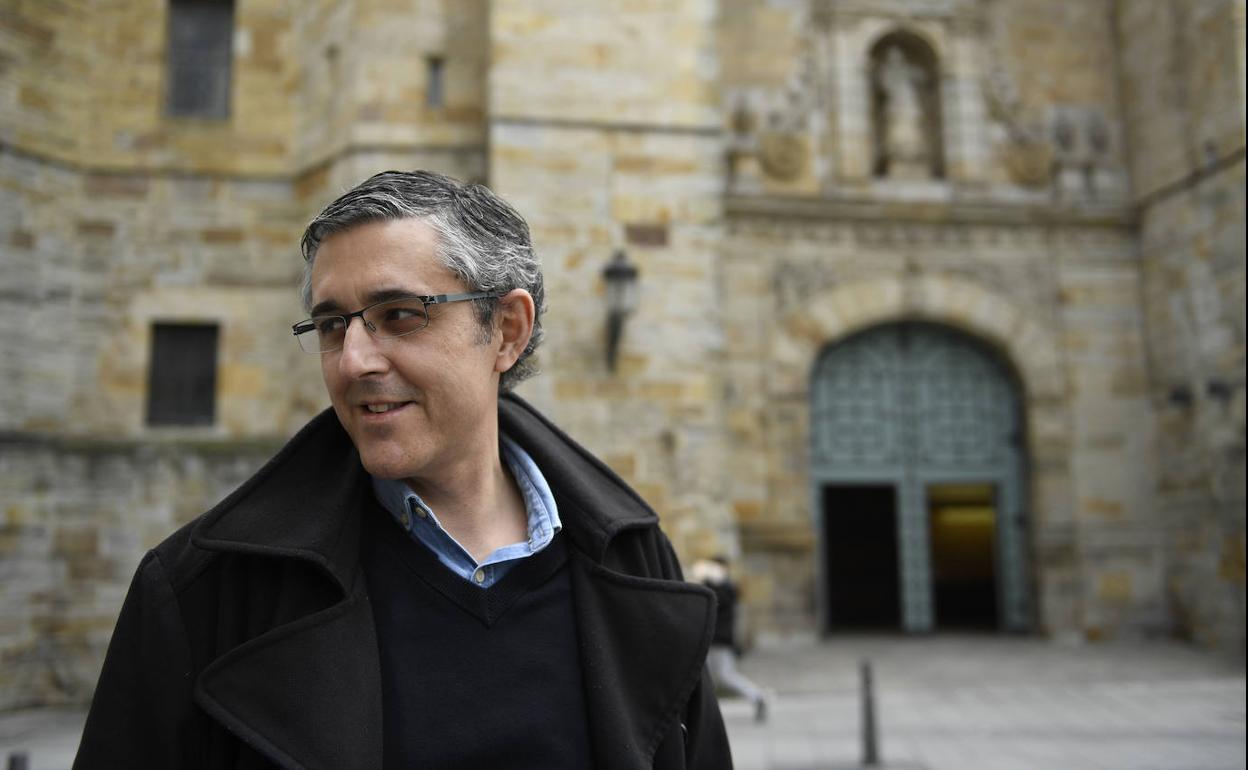 Eduardo Madina posa sonriente en la plaza de San Vicente de Bilbao.