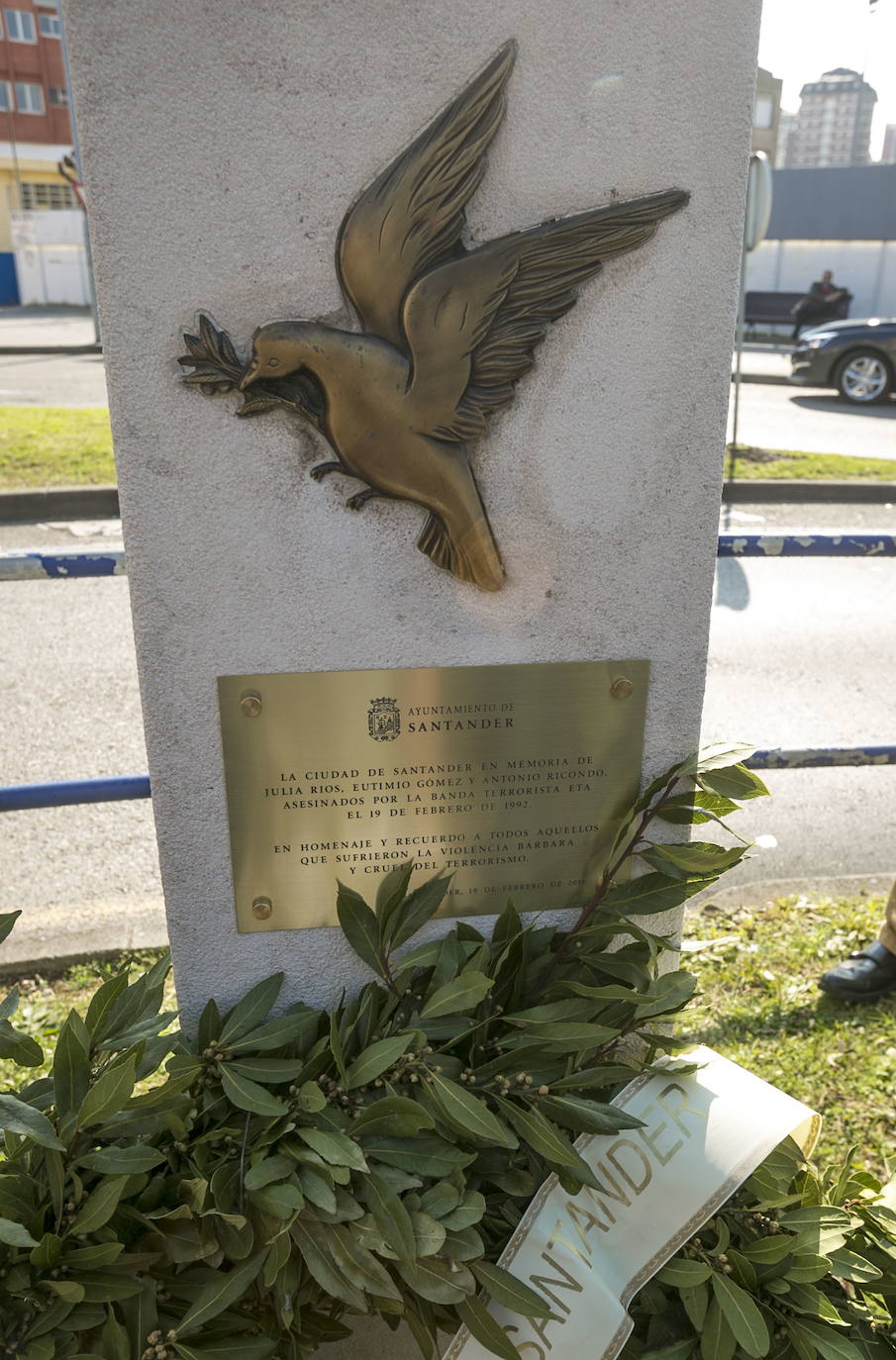 El Ayuntamiento de Santander instaló, en el 25º aniversario de su muerte, un monolito y una placa recordando a las tres personas fallecidas. 