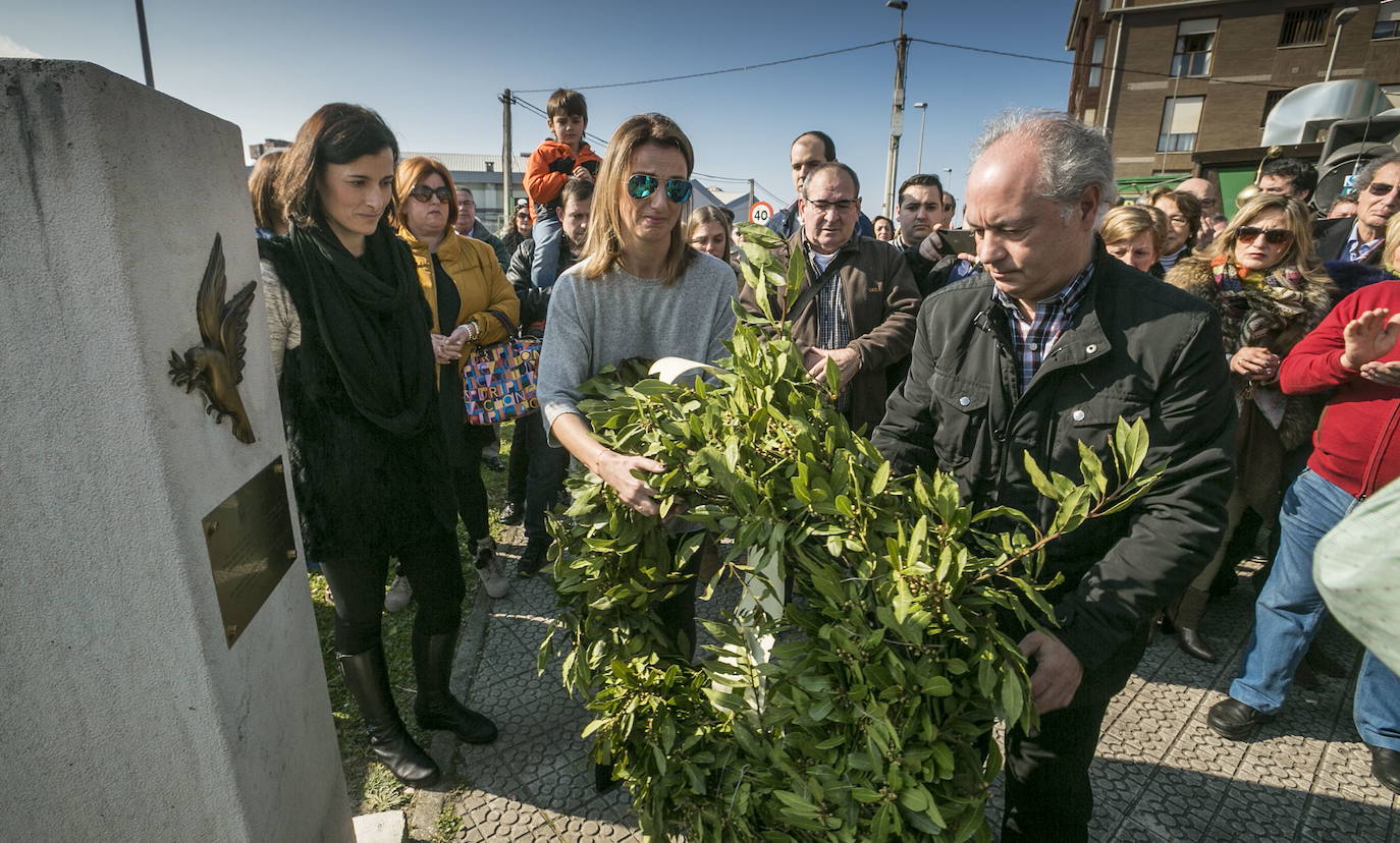 La alcaldesa Gema Igual; Silvia Gómez Ríos, hija de las víctimas Julia y Eutimio; y Pedro Terán Ricondo, primo de la víctima Antonio Ricondo, durante el acto celebrado junto al monolito el 25º aniversario del atentado.