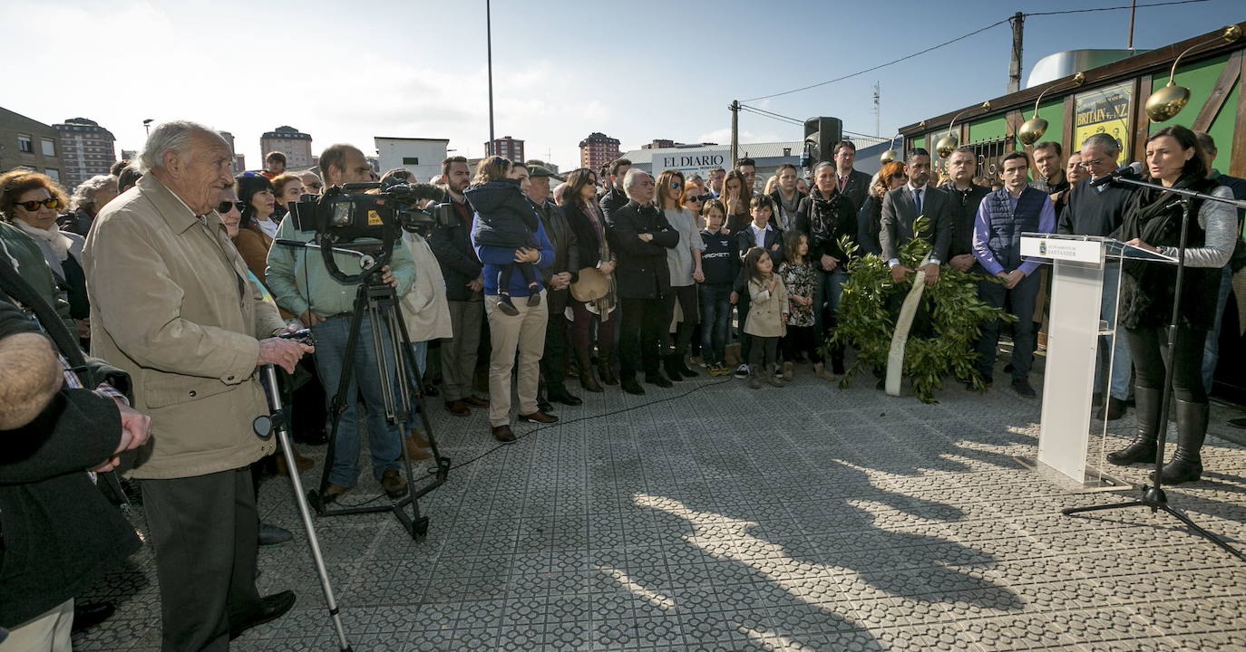 Vecinos de La Albericia e incluso algunos testigos de aquel trágico suceso sucedido en 1992, en el acto que se realizó, en 2017, cuando se homenajeó a las tres víctimas del atentado.