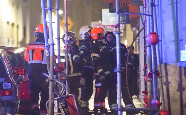 Los bomberos se han trasladado a la zona y se han encargado de extraer la gran cantidad de humo