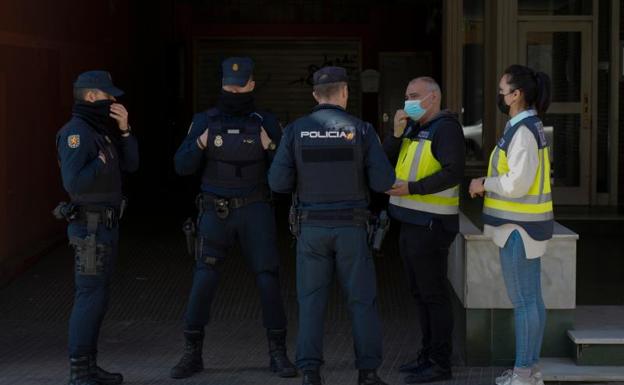 La Policía Nacional está registrando el Ayuntamiento de Cornellà de Llobregat (Barcelona) 