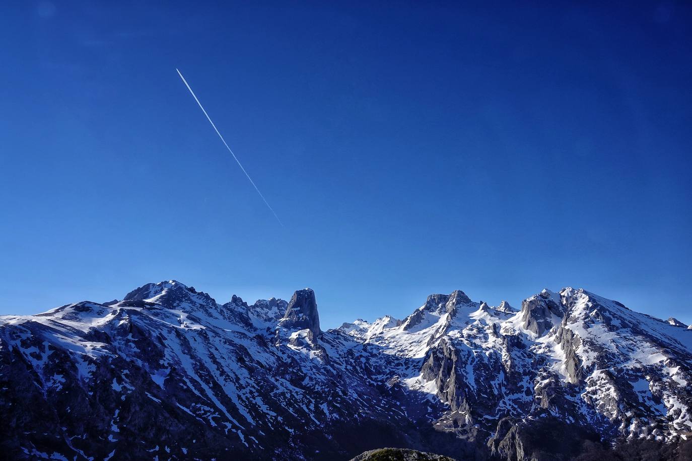 La ascensión a Peña Main (1605m), en pleno macizo de los Urrieles, no resulta complicada y, sin embargo, esta cumbre es una atalaya perfecta para observar los tres macizos de los Picos de Europa y sus cimas más altas y míticas.